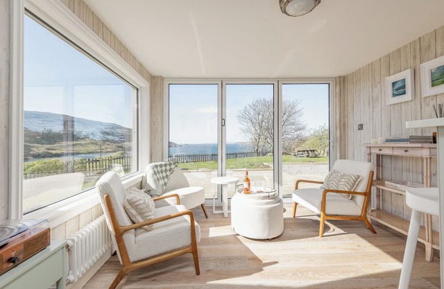 Charming 2-Bed Cottage with Loch Bay Views – Waternish, Isle of Skye