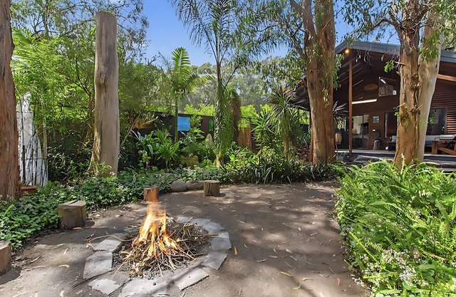 Peaceful, creative home in a lush bush setting, only 300m from the beach!