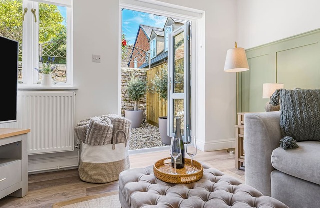 BRAND NEW! Renovated luxury 2-bed cottage, parking & garden