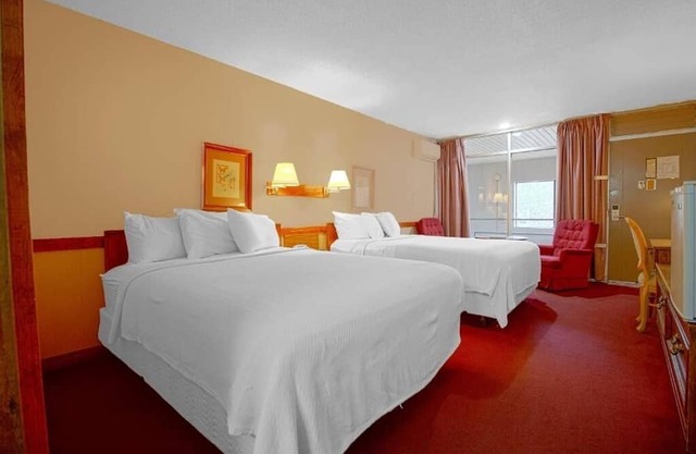 Modern Family Unit, Parking, Pets OK, Near Buffet & Airport