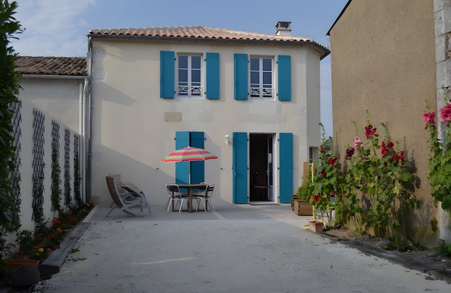 Holiday Home 'Gîte Du Chai' with Sea View, Private Terrace and Wi-Fi