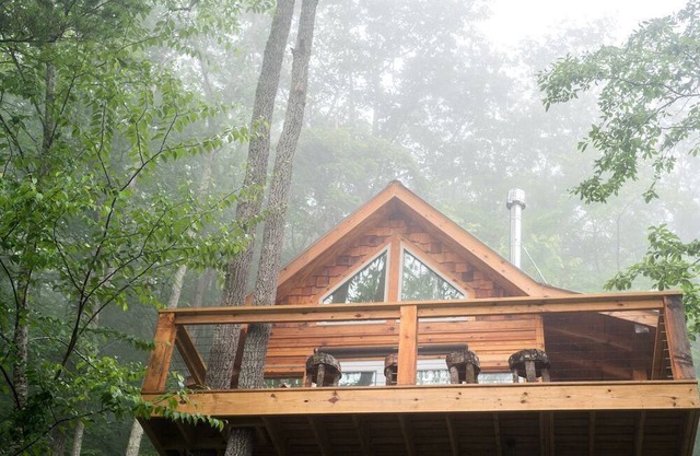 Stunning Pet-Friendly Treehouse for Relaxing Glamping Retreats in North Carolina
