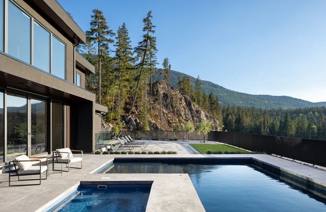 ★Modern 7 Bedroom Family Retreat w/Pool, Sauna & Mountain Views★
