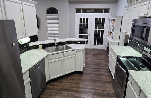 Modern, comfortable 2 BR, 1 bath, full kitchen.