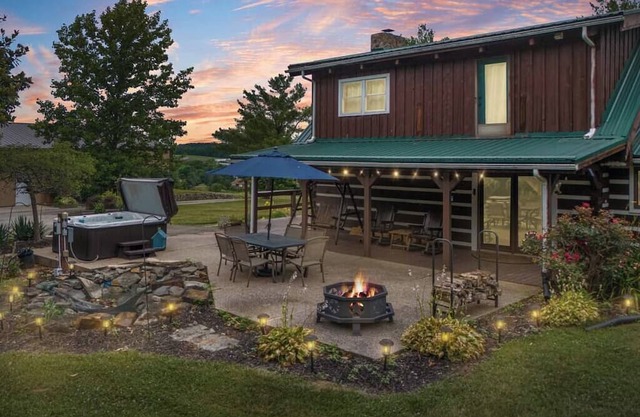 Cabin: Hot-Tub, Pickleball, Speakeasy, Bourbon Trail