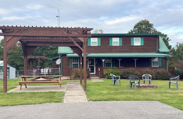 Mt Ridge Cabin, peaceful and serene! Spacious 4 bedrooms! Hot tub coming soon!