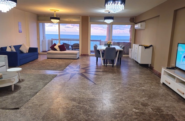 Midpoint sea view - families only