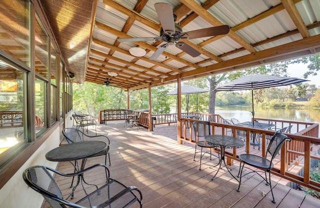 Waterfront Texarkana Cabin: Tranquil Acreage