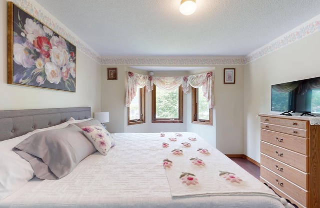 Spacious 5-bedroom house in delightful Saint Paul with large deck and dining