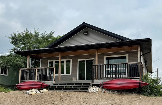 Our Lake Escape- Modern House on Lake Manitoba