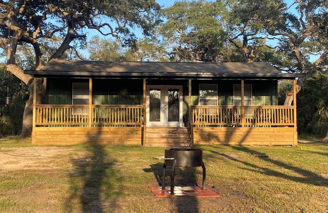 Mulberry Moonrise. Family-friendly Waterfront Cabin on Garcitas Creek/Inez, TX.