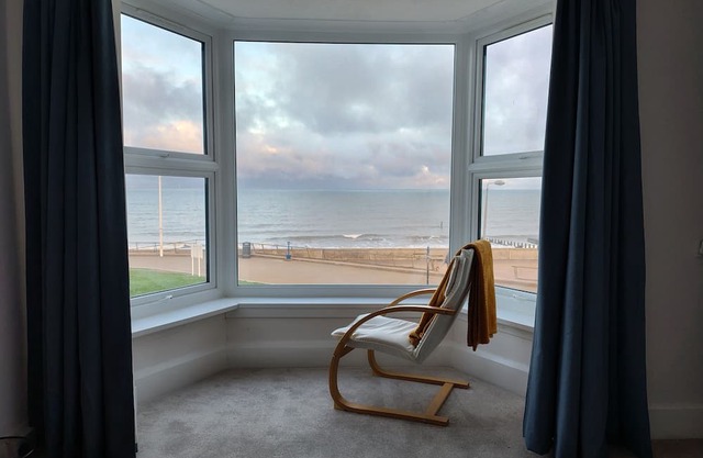 "Stonesthrow" from the beach, balcony with panoramic views