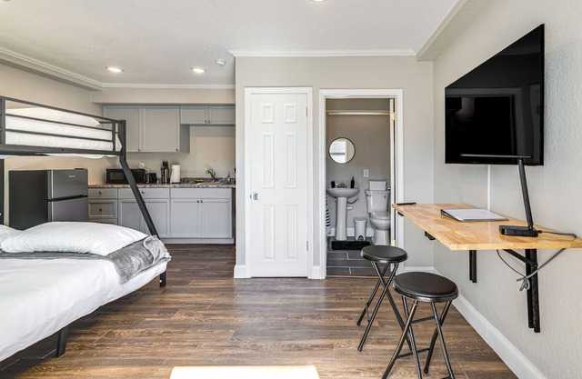 Sleek Studio Bunk 2 Mi to Chassahowitzka River!