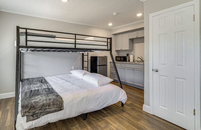 See the Manatees! Homosassa Studio 2 Mi to River