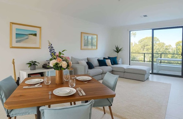 This modern and well-appointed home offers a comfortable stay in a quiet residential pocket, perfectly located just minutes from the city and Perth’s stunning beaches.