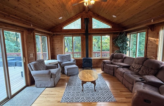 Family-Friendly 5BR Home in Blaine - Hot Tub + Games + Space