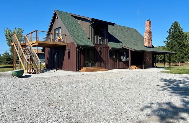 Rusty Flatts-Countryside Retreat Just Outside Grand Island – Sleeps 8