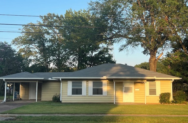 10 Miles to Caddo Lake – 2BR/2BA Vivian Home Close to NCMC Hospital
