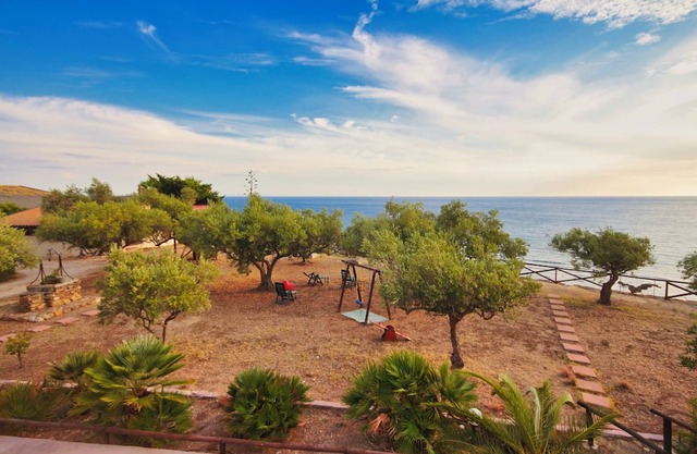 Bongiovi Houses - App. Azure - 2 min from the beach, with garden and sea view