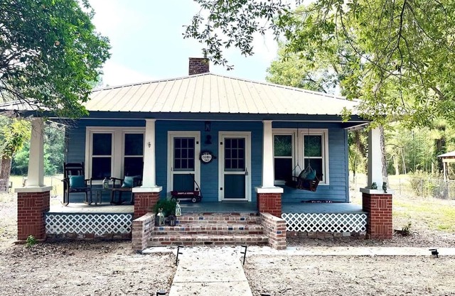 Country Retreat with ponds-views-porches & pups