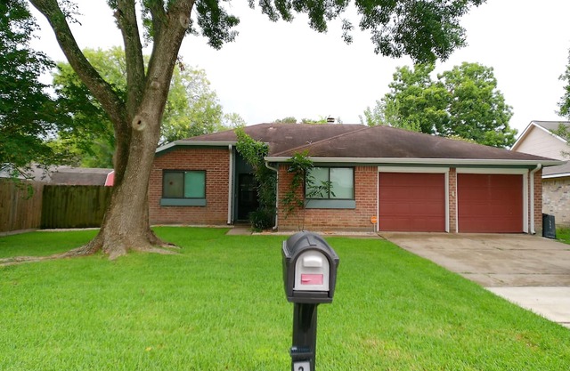 Welcoming 2-bedroom house with AC in League City