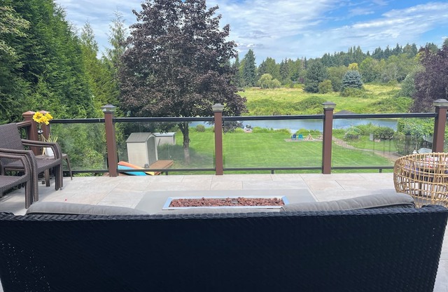4bedroom house with large yard on the water, 2 decks, hot tub. Animals welcome.