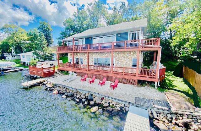 Lakefront + Beach + Sauna + Paddleboards + Canoe