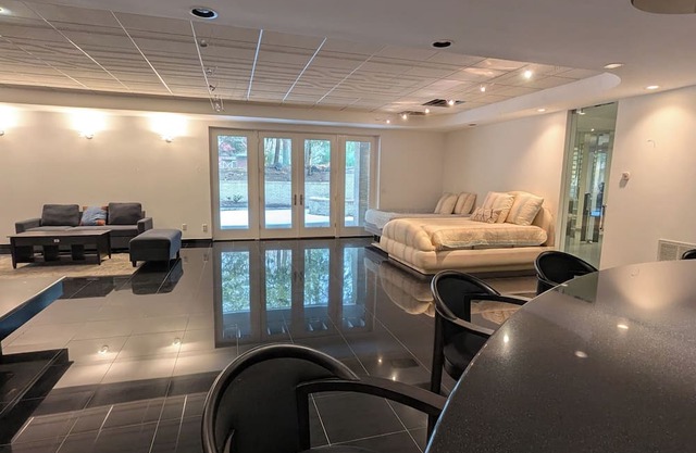 Cozy large space with private Sauna, gym & office in a tranquil neighborhood