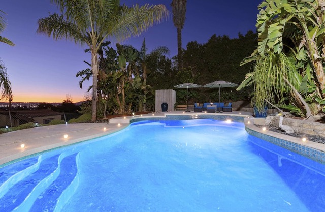 Spacious Hillside Estate/Heated Pool + Sunset Serenity
