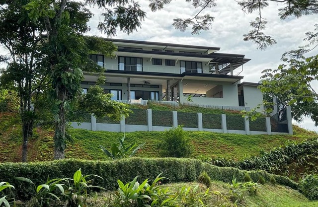 Elevated 1200 Ft Cool Oceanview Villa with Pool & Wi-Fi, Close Dominical Beaches