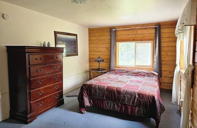 Spruce House: 8 Bedroom Family Cabin