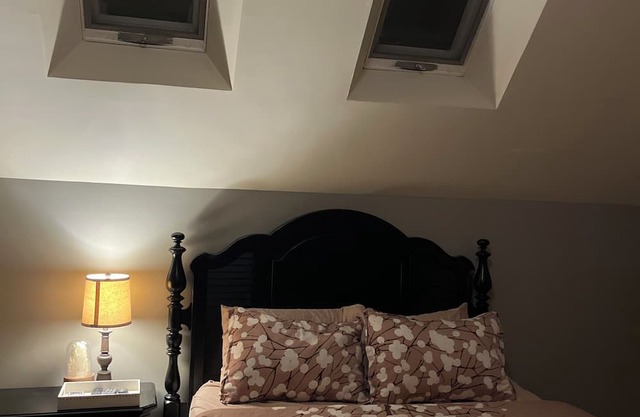 Light filled loft space with private en-suite 7 miles from Downtown Saratoga