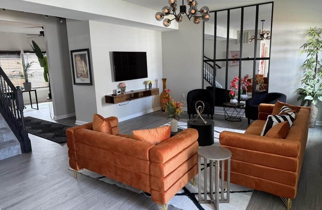 -NEW- Beautiful, Cozy & stylish home with office-for your family! Pet Friendly!