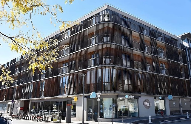 Close to Gare de Vaise Metro Station! 4 Pet-friendly Units, Onsite Parking!