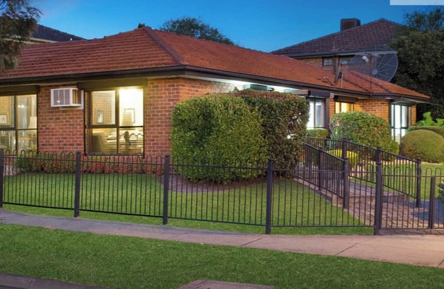 Cozy House 3BD/2BR in Mill ParknDirectly across the road from shopping centre
