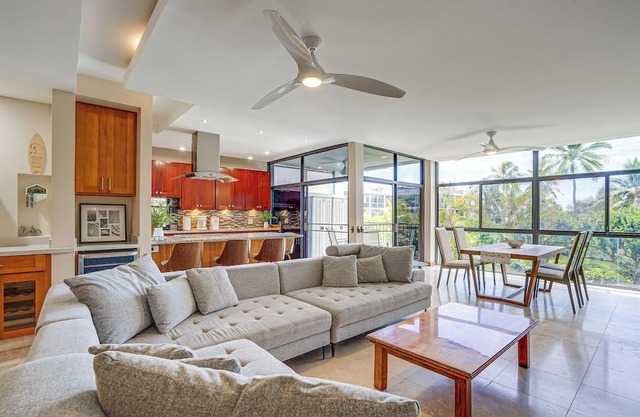1 Mi to Beach, Remote Work Hub: Modern Kailua Gem!