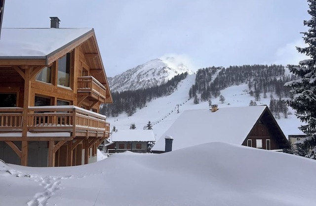 Les 3 montagnards - luxury chalet - 12 to 15 people - view of the Écrins mountains