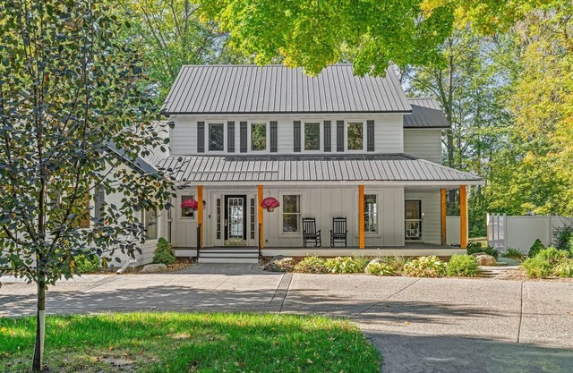 Stunning lakeshore retreat, sleeps 22, hot tub and sandy beach, Westview Lodge!