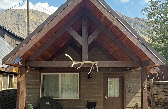 Riverfront Cabin w/Loft in Riggins - Cozy Getaway!