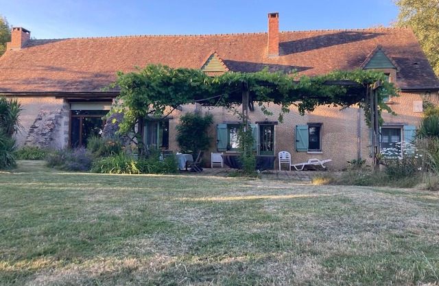 Country escape: cozy 10/12-person house in a natural setting.