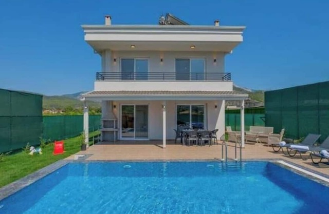 Villa Esmeralda, Luxury Villa with Jacuzzi and Children's Pool