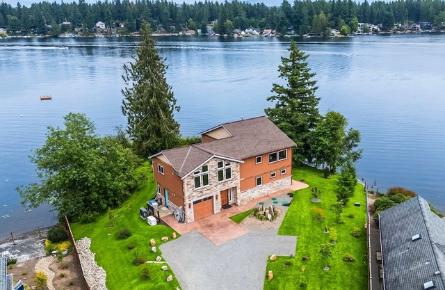 NEW Spacious Lakefront Lodge includes Breakfast