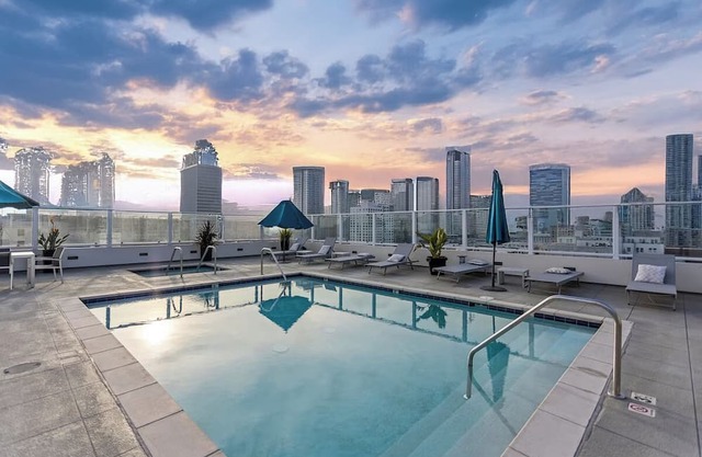 Heart of Gaslamp w/Pool & FREE PKG