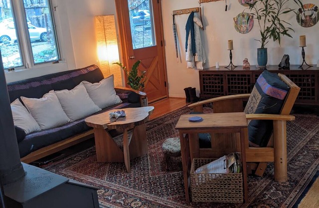 Quiet 2-bedroom house with AC/wifi in the woods near Charlottesville