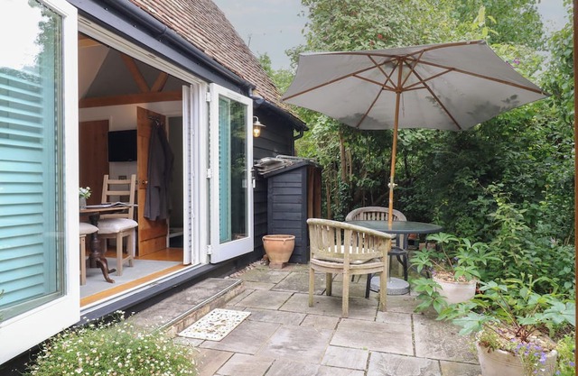 LITTLE BARN, romantic, with a garden in Orwell