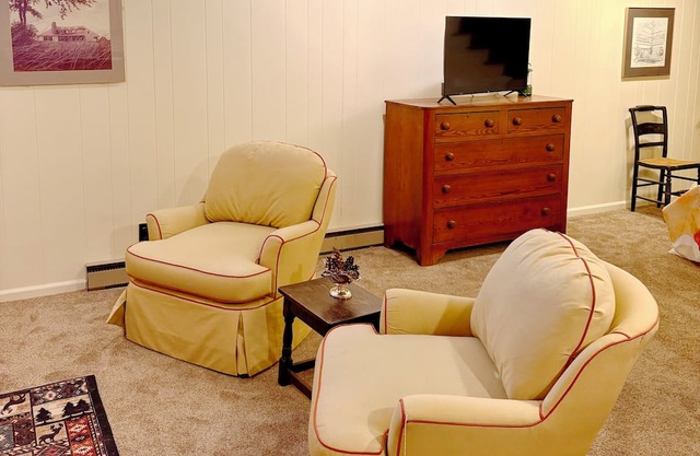 Welcoming studio with wood burning fireplace, in charming Charlottesville