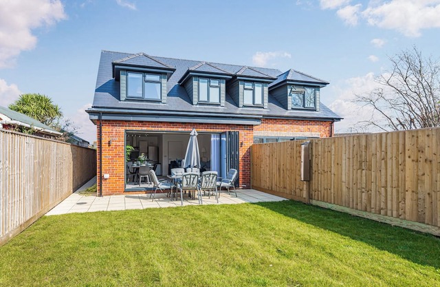 3 bedroom accommodation in Christchurch