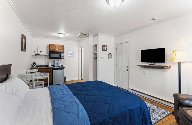 Studio Apartment Charming Kansas Hideaway Near Downtown w/Parking
