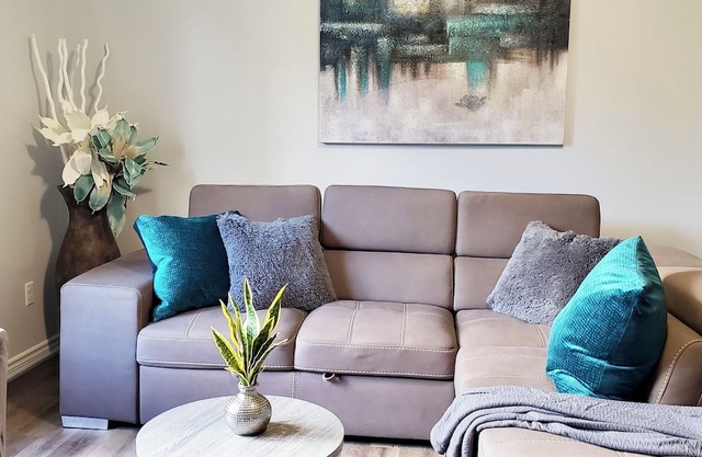 In style 3 Bdrm house- king bed, Netflix, 2 parking