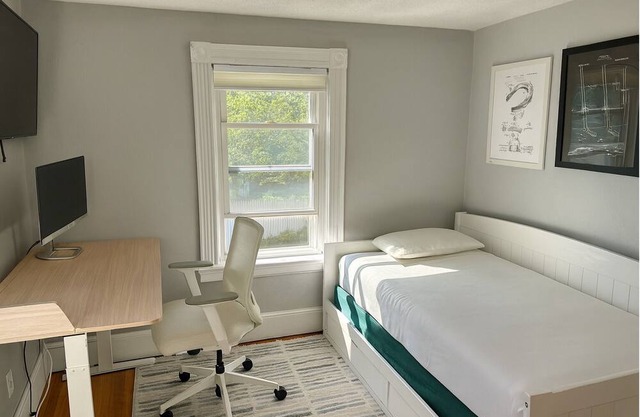 Cozy Waterfront Furnished Home, Ideal for Travel Nurses & Corporate Stays